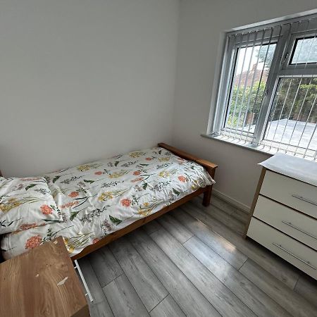ברמינגהאם Lovely 3 Bedroom Entire Home With Street Parking - Close To Nec, Bhx Airport - Sleeps 6 Guests Ideal For Contractors & Families מראה חיצוני תמונה