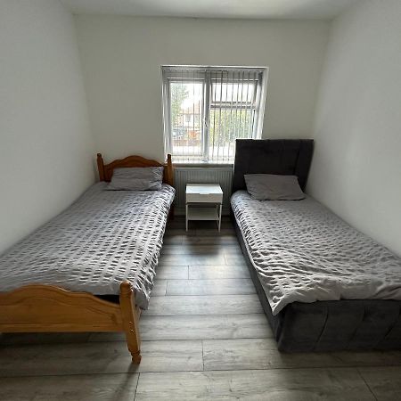ברמינגהאם Lovely 3 Bedroom Entire Home With Street Parking - Close To Nec, Bhx Airport - Sleeps 6 Guests Ideal For Contractors & Families מראה חיצוני תמונה