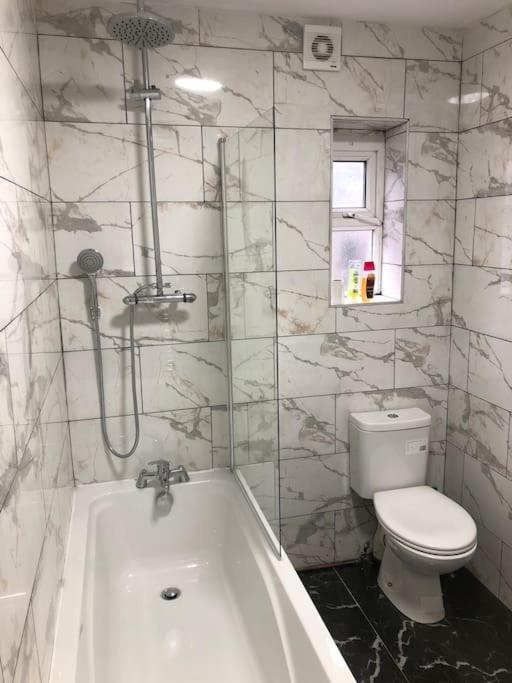 ברמינגהאם Lovely 3 Bedroom Entire Home With Street Parking - Close To Nec, Bhx Airport - Sleeps 6 Guests Ideal For Contractors & Families מראה חיצוני תמונה