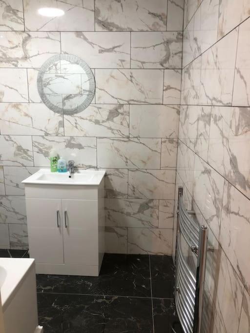 ברמינגהאם Lovely 3 Bedroom Entire Home With Street Parking - Close To Nec, Bhx Airport - Sleeps 6 Guests Ideal For Contractors & Families מראה חיצוני תמונה