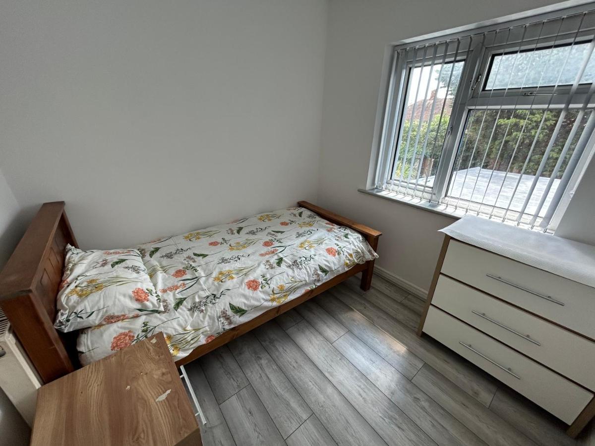 ברמינגהאם Lovely 3 Bedroom Entire Home With Street Parking - Close To Nec, Bhx Airport - Sleeps 6 Guests Ideal For Contractors & Families מראה חיצוני תמונה